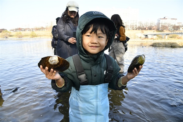 민물고기 박사 백민서 군(6세)이 팔현습지 금호강에서 조개를 꺼내 보여주고 있다. 