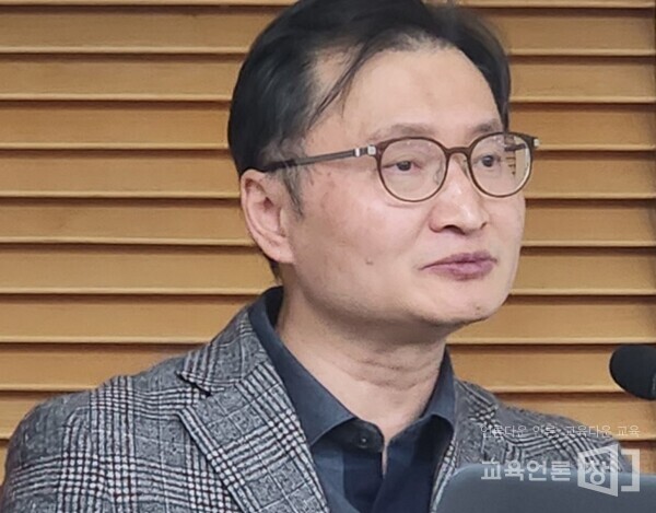 27일 오후 토론회에서 김성천 한국교원대 교수가 발제하고 있다.