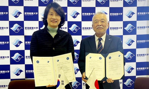 27일 일본 니가타산업대학에서 동신대학교 이주희 총장(왼쪽)과 니가타산업대학 우메히라 마사시 학장이 교류 협약을 맺고 있다.
