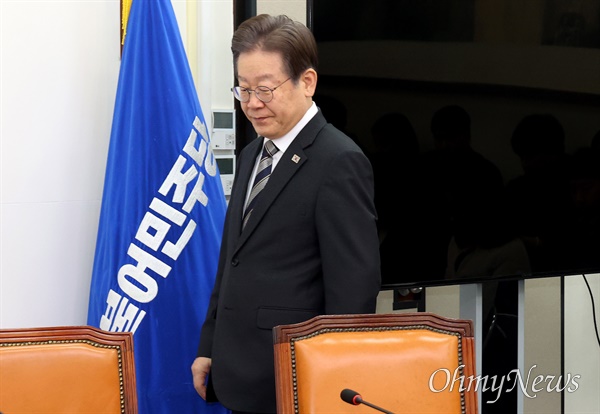  이재명 더불어민주당 대표가 11월 29일 오전 서울 여의도 국회에서 열린 최고위원회의에 참석하고 있다.