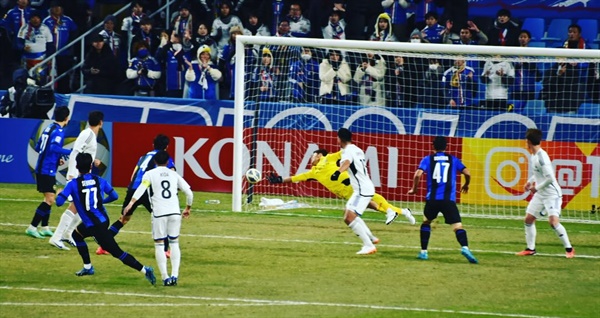  전반전, 인천 유나이티드 FC 박승호(77번)의 날카로운 슛이 요코하마 F. 마리노스 골문 왼쪽 기둥 방향으로 아슬아슬하게 빗나가는 순간.