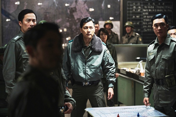  군사 반란을 저지하려는 이태신 수경사령관 역할을 맡은 배우 정우성(가운데).
