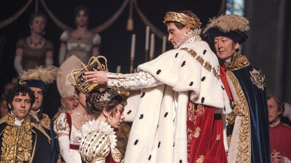  나폴레옹은 35세에 스스로 황제의 자리에 오른다. 리들리 스콧 연출의 영화 <나폴레옹>의 한 장면.
