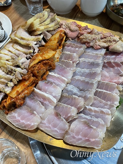 막걸리와 함께 신김치와 돼지 삼겹살, 삭힌 홍어를 싸서 먹는 홍탁삼합(洪濁三合)은 서울의 한정식집에서도 인기 품목이 된 지 오래다.