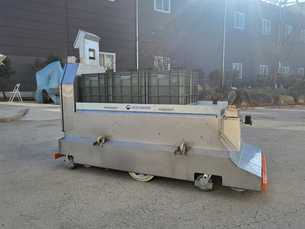 농촌진흥청은 작업자를 따라다니며 수확물을 운반하고 하역장까지 이동해 자동 하역도 가능한 온실용 운반 로봇을 개발했다.