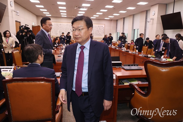 정점식 국민의힘 의원이 29일 오후 서울 여의도 국회에서 열린 법제사법위원회 전체회의에서 산회가 선포되자 회의장을 나서고 있다.