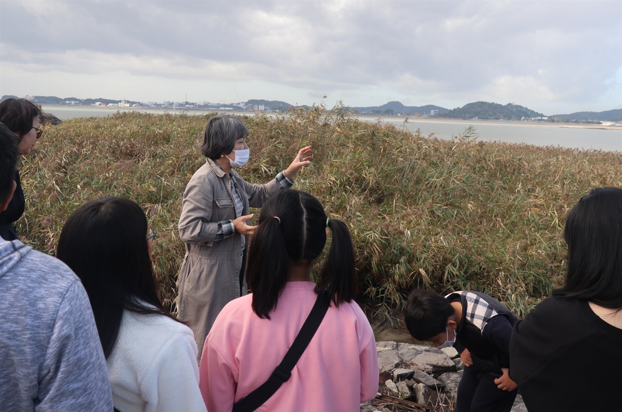 충북 음성에서 온 학생 및 학부모들과 금강하굿둑에서(23년 10월 찍음)  