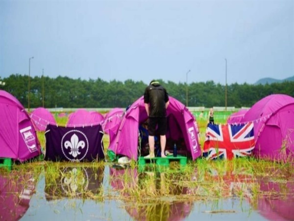 지난 8월 벨기에 잼버리 대표단은 세계잼버리대회 참가자들이 물웅덩이 위의 플라스틱 팰릿에서 텐트를 치고 있는 모습을 공식 인스타그램에 게시했다. 