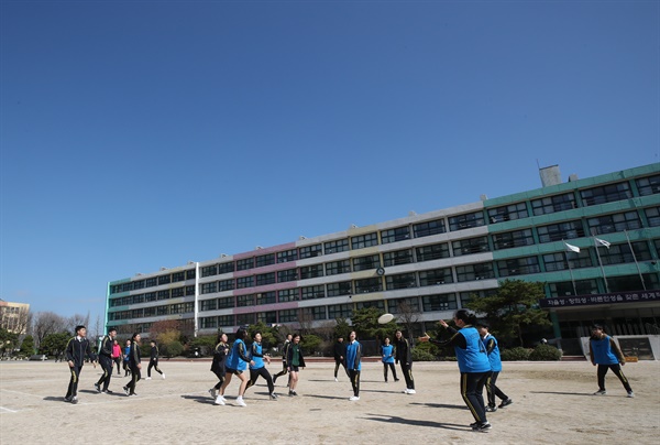 서울의 한 고등학교 운동장에서 체육활동을 하는 아이들 (자료사진)