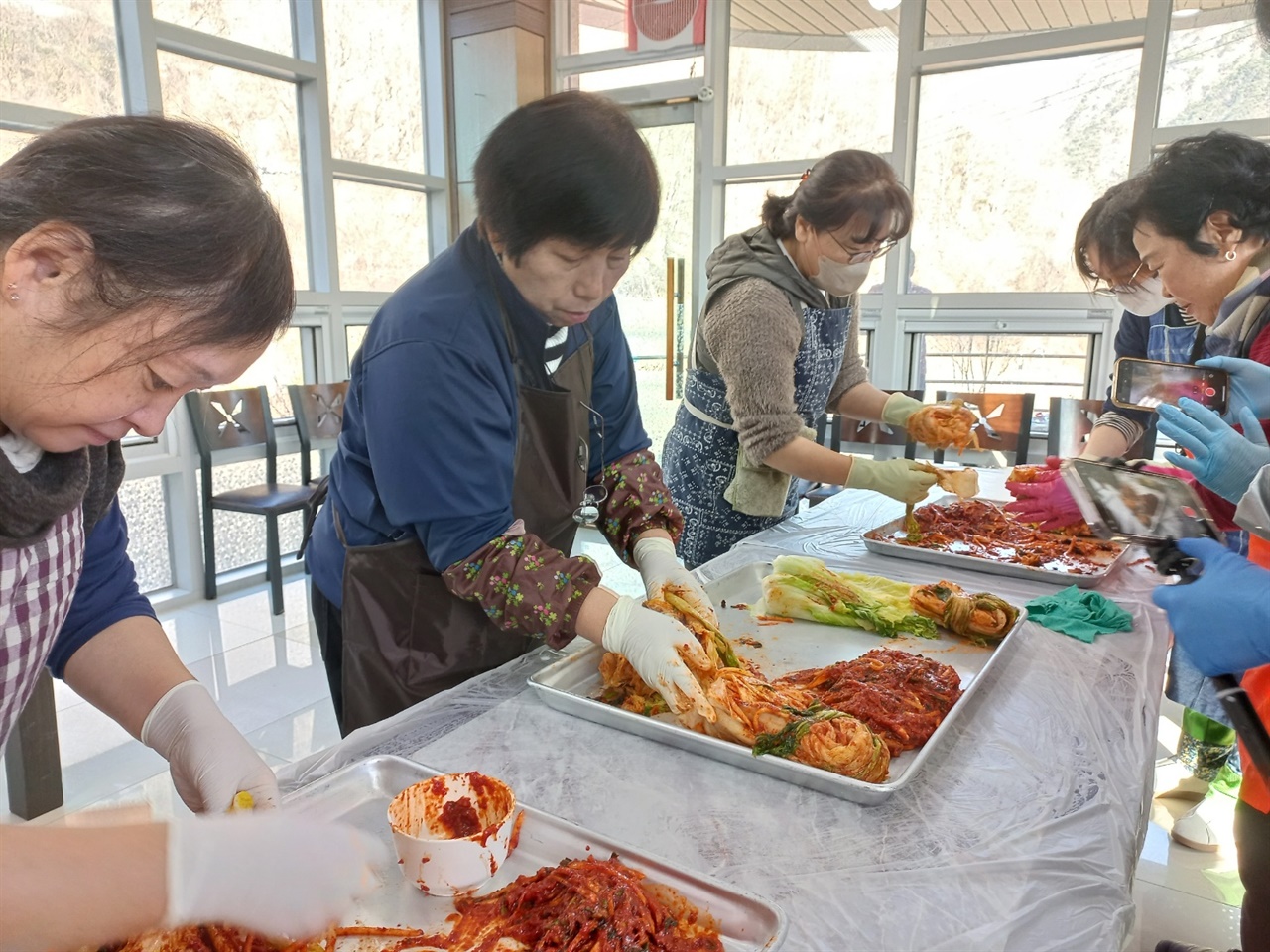 일본에서 온 관광객들이 충북 단양군 노동리 삼둥지 마을에서 김장 체험을 하고 있다