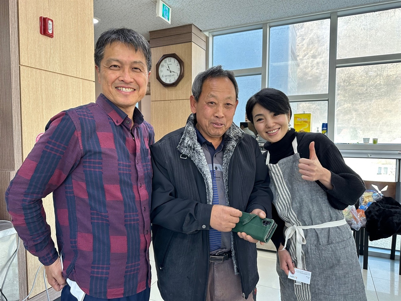 삼둥지마을 박진규(가운데) 회장과 일본 니코마루 여행사 푸나하라(왼쪽) 대표, 사사오카 디렉터가 내년을 기약하며 활짝 웃고 있다 