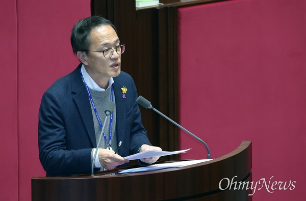 박주민 더불어민주당 의원이 30일 오후 서울 여의도 국회에서 열린 본회의에서 의사진행 발언을 하고 있다.