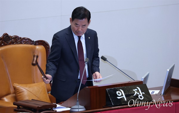김진표 국회의장이이 30일 오후 서울 여의도 국회에서 열린 본회의에서 의사봉을 두드리며 개회를 선언하고 있다.