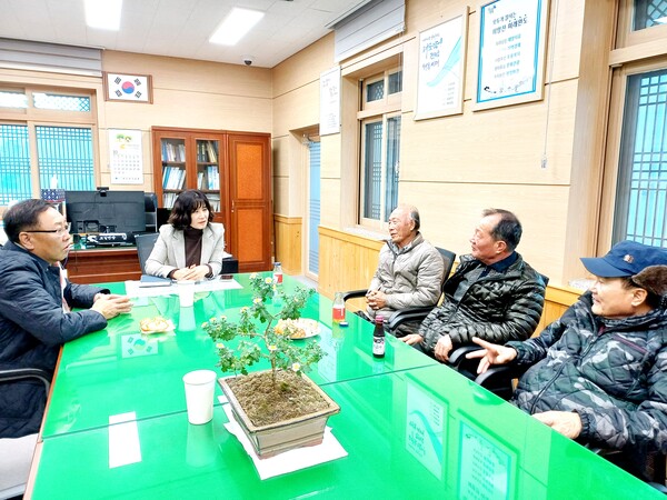  김종률 예송리 전 노인회장, 김창근 예작도 이장, 개발위원장 김치국님