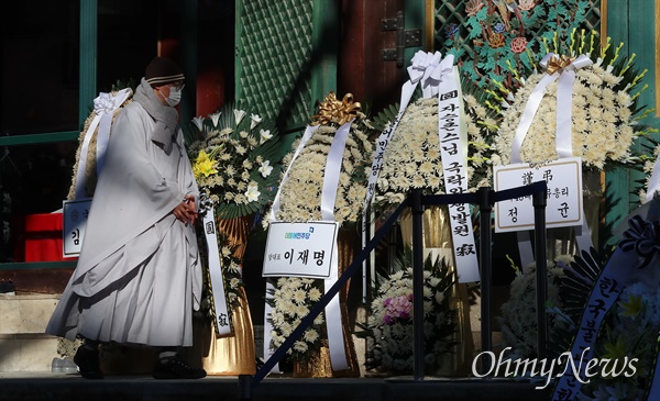대한불교 조계종 제33대, 제34대 총무원장 해봉당 자승 대종사의 분향소가 12월 1일 오전 서울 종로구 조계사에 마련되어 있다. 
