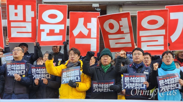 정부가 개정 노조법과 방송법에 대해 대통령 거부권 행사를 요구한 것에 대해 대전지역 단체들이 1일 오후 국민의힘 대전시당 앞에서 기자회견을 열고 강력 규탄했다.