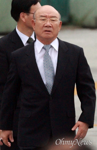 전두환 전 대통령이 지난해 8월 15일 오전 서울 광화문 광장에서 열리는 '제65주년 광복절 기념식'에 참석하기 위해 입장하고 있다.