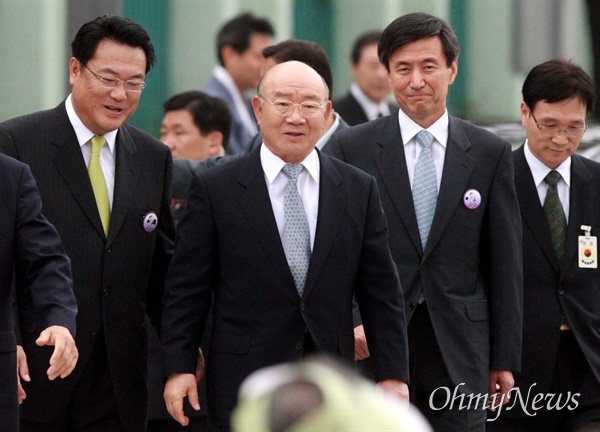 전두환 전 대통령이 지난 8월 15일 오전 서울 광화문 광장에서 열리는 '제65주년 광복절 기념식'에 참석하기 위해 입장하고 있다.