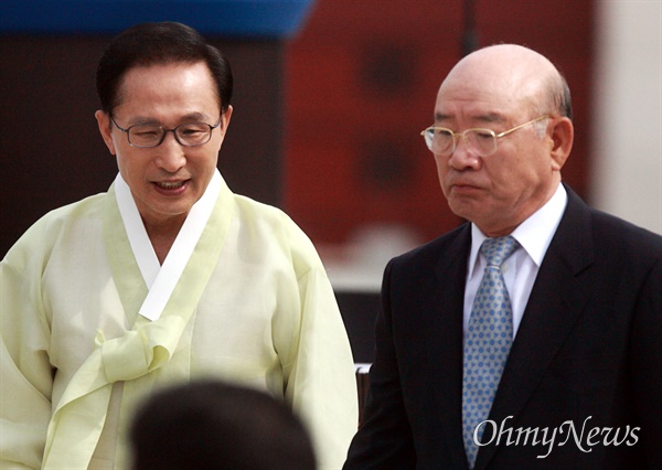이명박 대통령과 전두환 전 대통령이 지난해 8월 15일 오전 서울 광화문 광장에서 열린 '제 65주년 광복절 기념식'에 참석했다. 