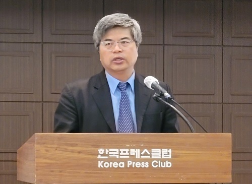 이준희 한국인터넷기자협회 회장이 창립 21주년 기념사를 하고 있다.