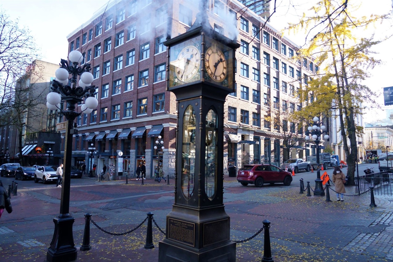 밴쿠버에 유럽인이 처음 정착한 가스타운과 증기 시계