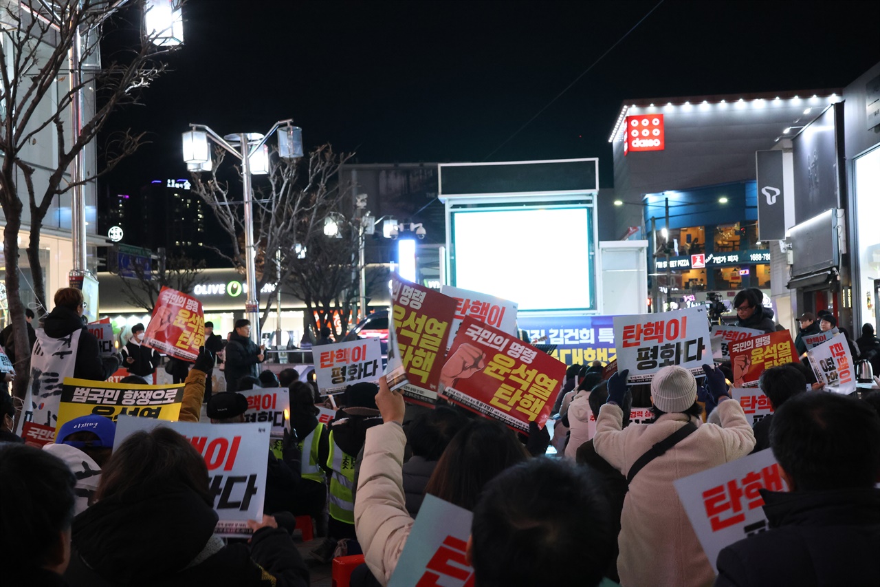 12월 2일 대구경북 집중촛불에서 집회참가자들이 구호를 외치고 있다.