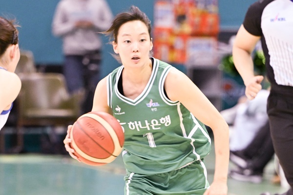  신지현은 강이슬 이적 후 두 시즌 동안 최하위로 추락한 하나원큐를 묵묵히 지켰다.