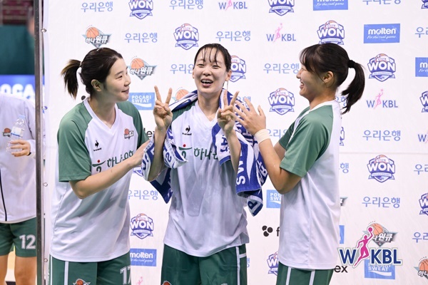  신지현은 수훈선수 인터뷰가 끝난 후 동료 선수들로부터 시원한 물 폭탄을 받았다.