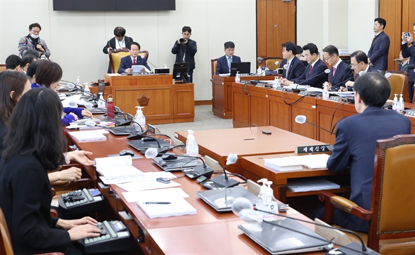 11월 15일 국회에서 열린 기획재정위원회 조세소위원회에서 류성걸 위원장이 발언을 하고 있다