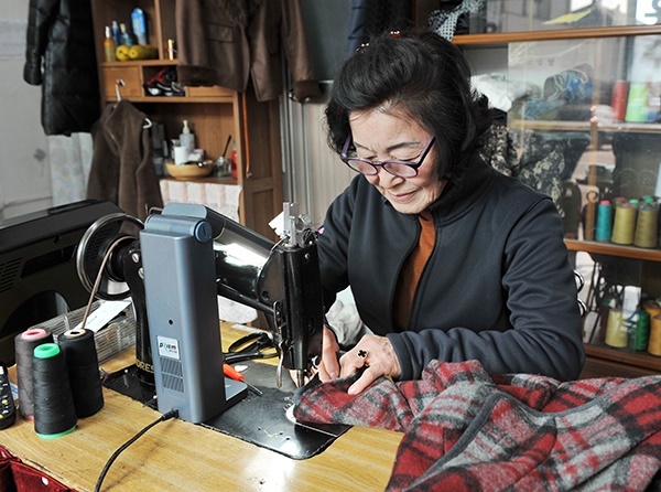 20년된 페달 재봉틀. 오희수씨는 전동 재봉틀의 편리함을 알지만, 익숙한 수동을 고집하고 있다.