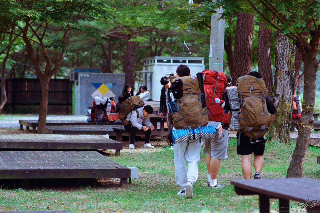 (필름/ProImage100)짐을 풀기 위해 졸드루 야영장으로 걸어 들어가는 아이들