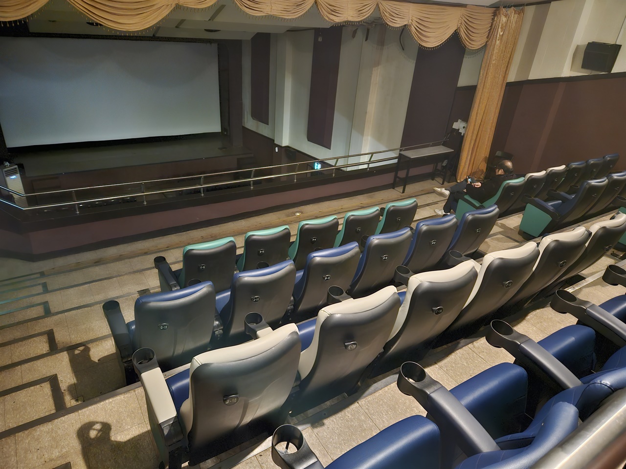  미림극장 2층 객석. 인근의 CGV 영화관이 철거할 때 의자를 기증받아 마련했다.