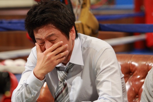  김수로는 <울학교 이티>에서 코미디와 드라마를 넘나드는 다양한 감정의 연기를 선보였다.