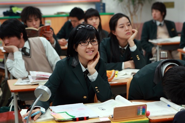  박보영은 <울학교 이티> 개봉 3개월 후 <과속스캔들>을 통해 최고의 신예배우로 급부상했다.