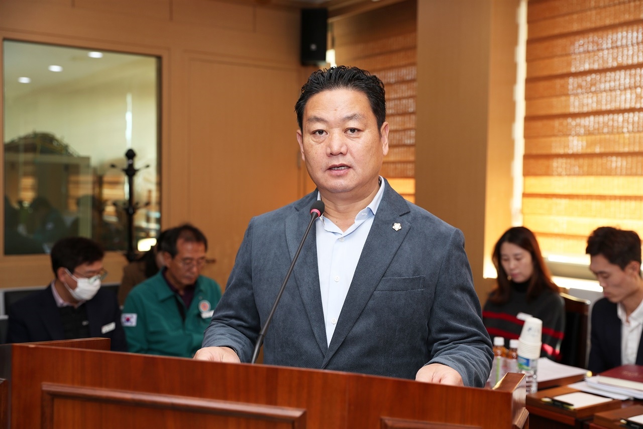김영인 태안군의원이 5일 고용상 각종 차별 없애야한다고 주장했다.