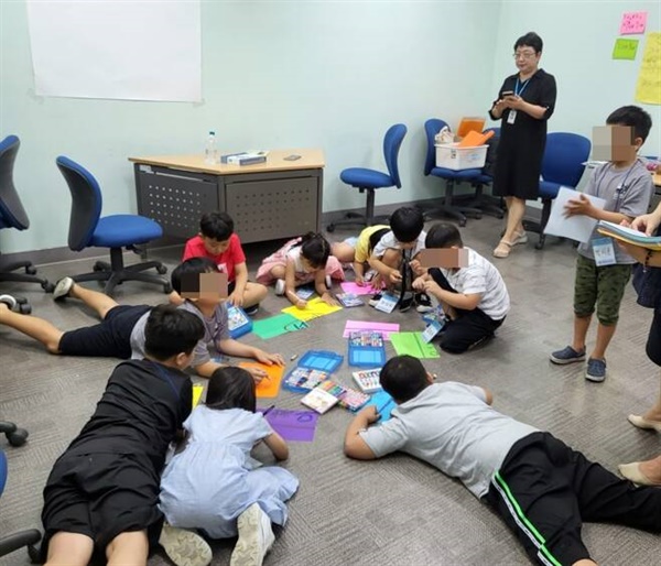지난 8월, '2023 가족과 함께하는 꿈 키움 진로 문화캠프'가 충남 아산에 있는 도고 교원연수원과 파라다이스 도고에서 개최되고 있다. 사진은 조별 활동모습이다.