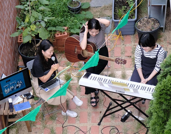 이한나, 육솔, 김혜림(왼쪽부터)씨가 지난 9월 서울 성동구의 한 카페에서 열린 노래 모임에서 '우리는 모두 사랑하는 사람을 위해 일을 합니다(우사일)'를 연주하고 있다.