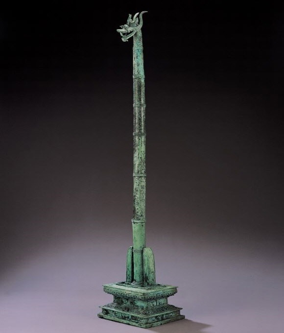 국보 용두보당. 높이 73.8㎝의 작은 크기로 2층의 기단 위에 두 개의 기둥을 세웠고 그 가운데에 당간을 세운 모습이다. 리움미술관 소장. 고려시대.