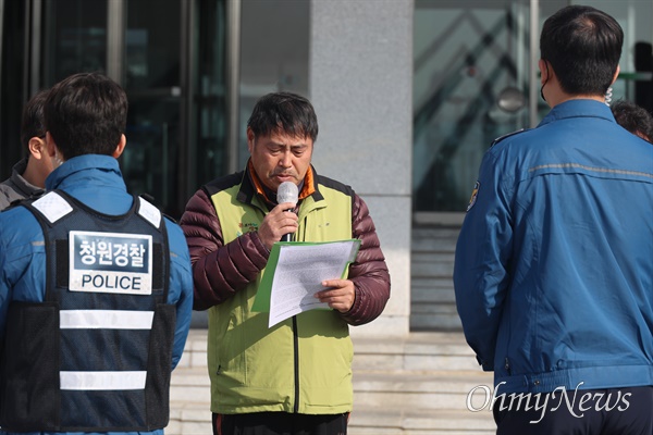  전국보건의료산업노동조합 울산경남본부, 서부경남 공공병원설립 도민운동본부가 6일 오전 경남도청 중앙현관 앞 마당에서 "경남도와 도의회는 진주병원 설립 예산 확보하고 신속히 설립하여 도민의 생명을 지켜라"라는 제목으로 기자회견을 열자 청원경찰들이 막아섰다.