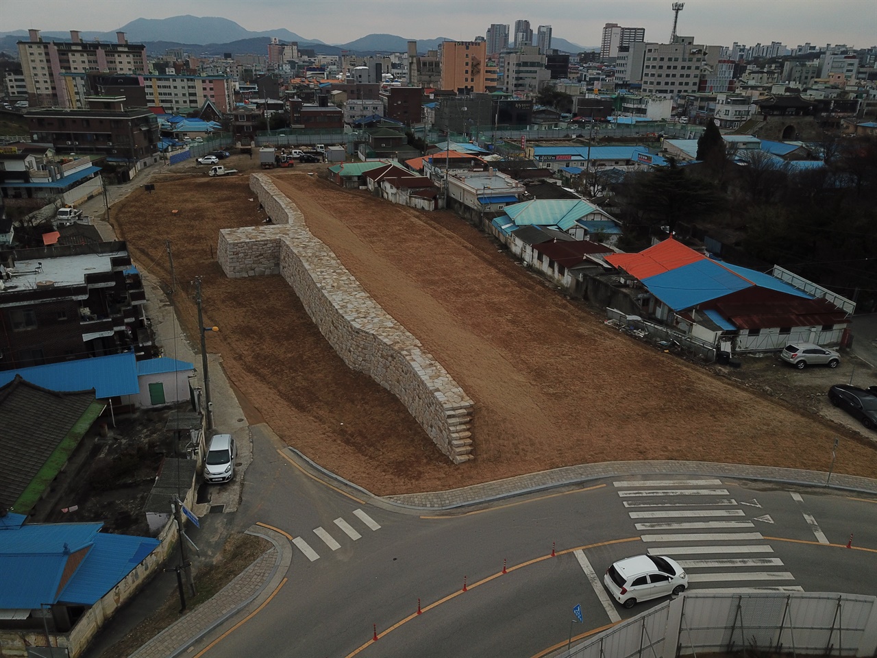  이번에 복원된 홍주읍성 북문 동측 성벽을 하늘에서 바라 본 모습이다. 