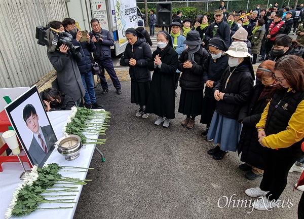 6일 오후 충남 태안화력발전소 김용균 사고 현장 아래에 마련된 영정을 향해 추모제 참가자들이 묵념을 올리고 있다.