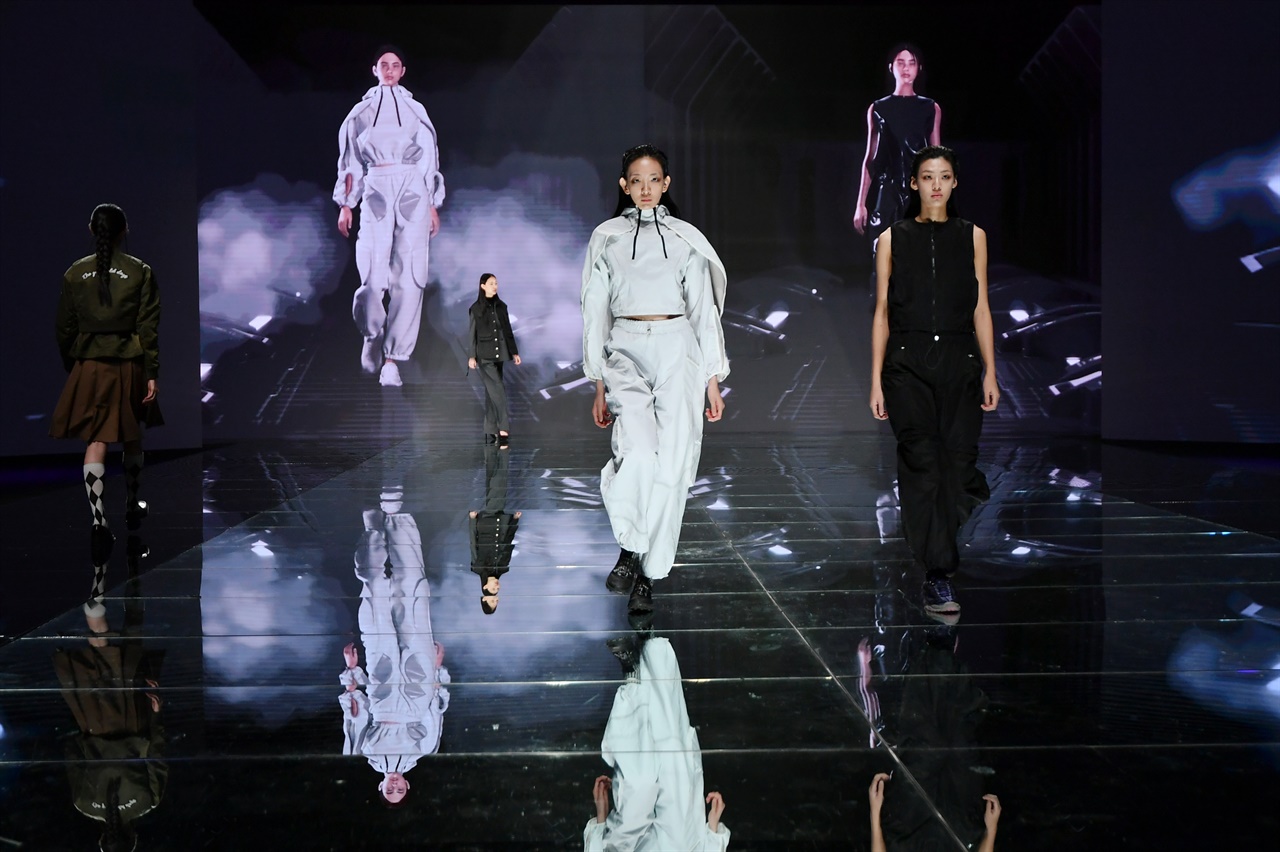 12월6일 오후 서울 강남구 섬유센터에서 열린 '2023 대한민국 패션대상'에서 신진디자이너 하이브리드 패션쇼가 펼쳐지고 있다. 2023.12.6
