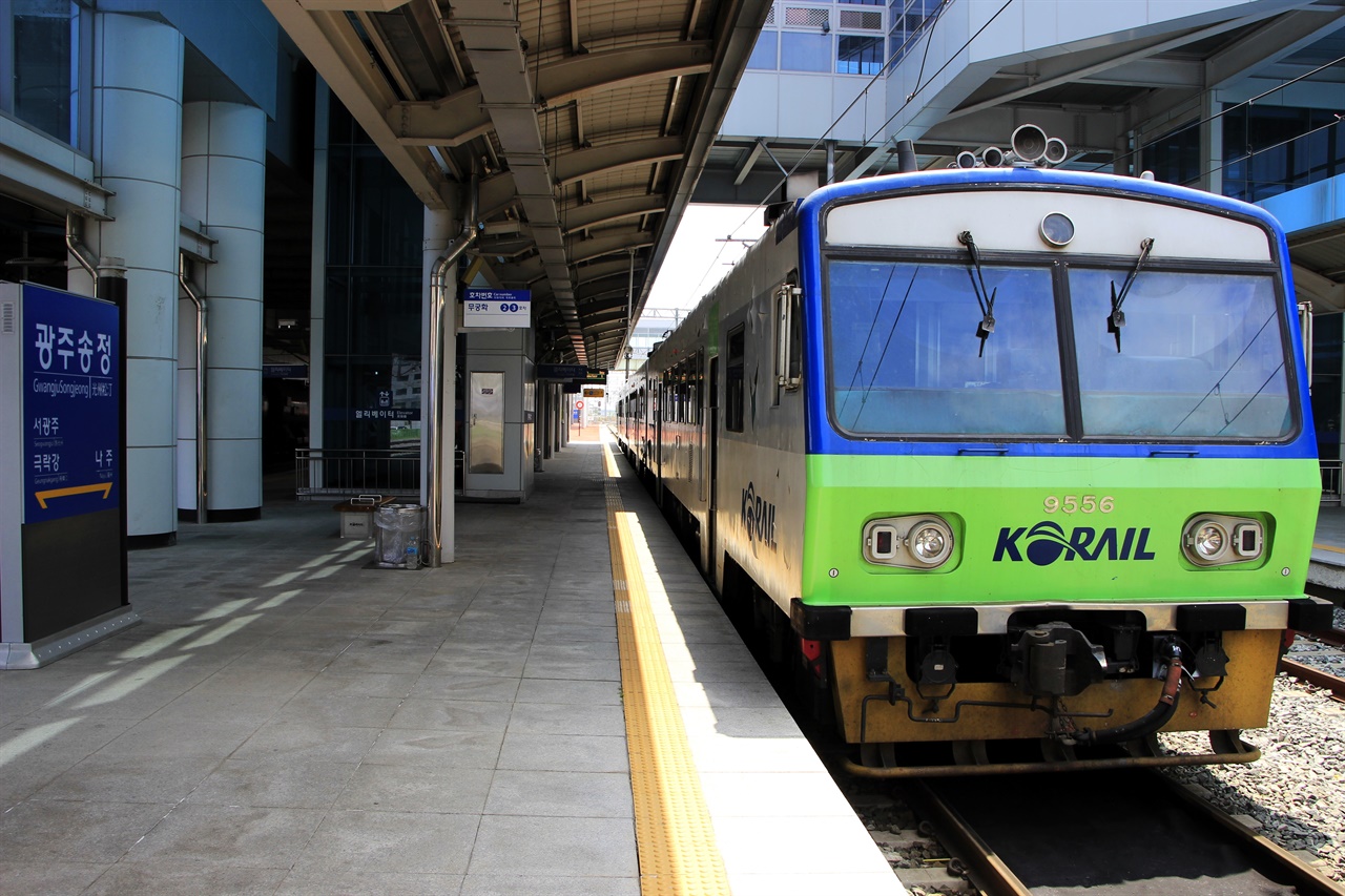 광주송정역과 광주역을 잇던 KTX 셔틀열차도 사라질 위기에 처했다. 호남고속선 개통으로 인한 KTX 운행 중단 이후 광주 구도심에서 KTX를 타기 위해서는 셔틀열차를 타는 것이 가장 빠르고 편리한 길이었다.