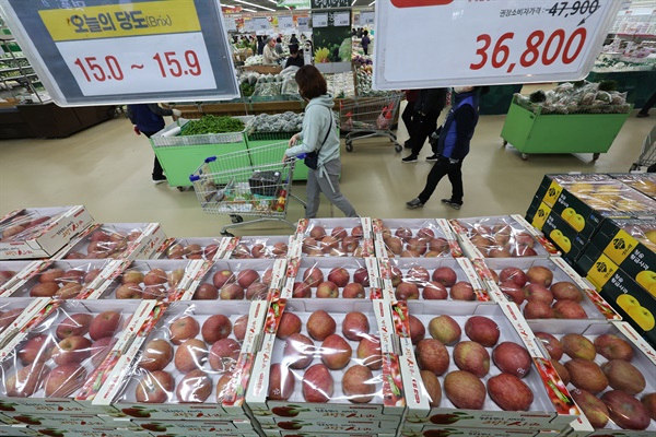 통계청이 11월 소비자물가 동향을 발표한 5일 오후 서울 시내 마트에서 소비자들이 사과를 고르고 있다. 소비자물가가 4개월 연속 3%대 오름세를 이어갔다. 신선과실지수는 24.6% 뛰어 전월(26.2%)에 이어 20%대 오름세를 이어갔다. 사과는 55.5%, 귤은 16.7% 올랐다