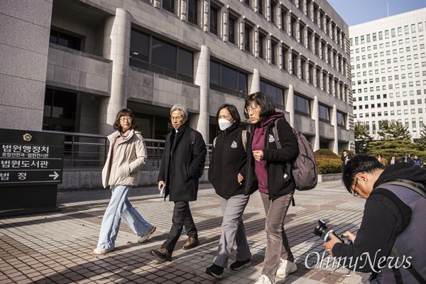 김용균씨 어머니 김미숙씨가 권미정 김용균재단 사무처장(맨왼쪽) 등과 함께 대법원으로 걸어가고 있다. 