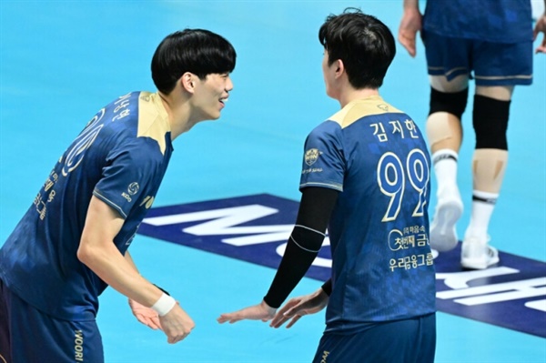  프로배구 우리카드 이상현(왼쪽)이 7일 열린 2023-2024 V리그 대한항공과의 경기에서 득점을 기뻐하고 있다