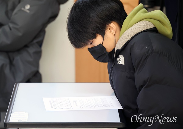 8일 오전 서울 종로구 경복고등학교 3학년 교실에서 수능성적표를 받은 학생들이 자신의 성적을 확인하고 있다. (사진은 기사의 내용과 직접적인 관련이 없습니다.)