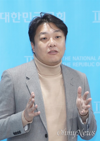 조성주 세번째권력 공동운영위원장이 지난 2023년 12월 8일 서울 여의도 국회 소통관에서 세번째권력, 새로운선택 공동 창당 합의 선언 기자회견을 하고 있다.