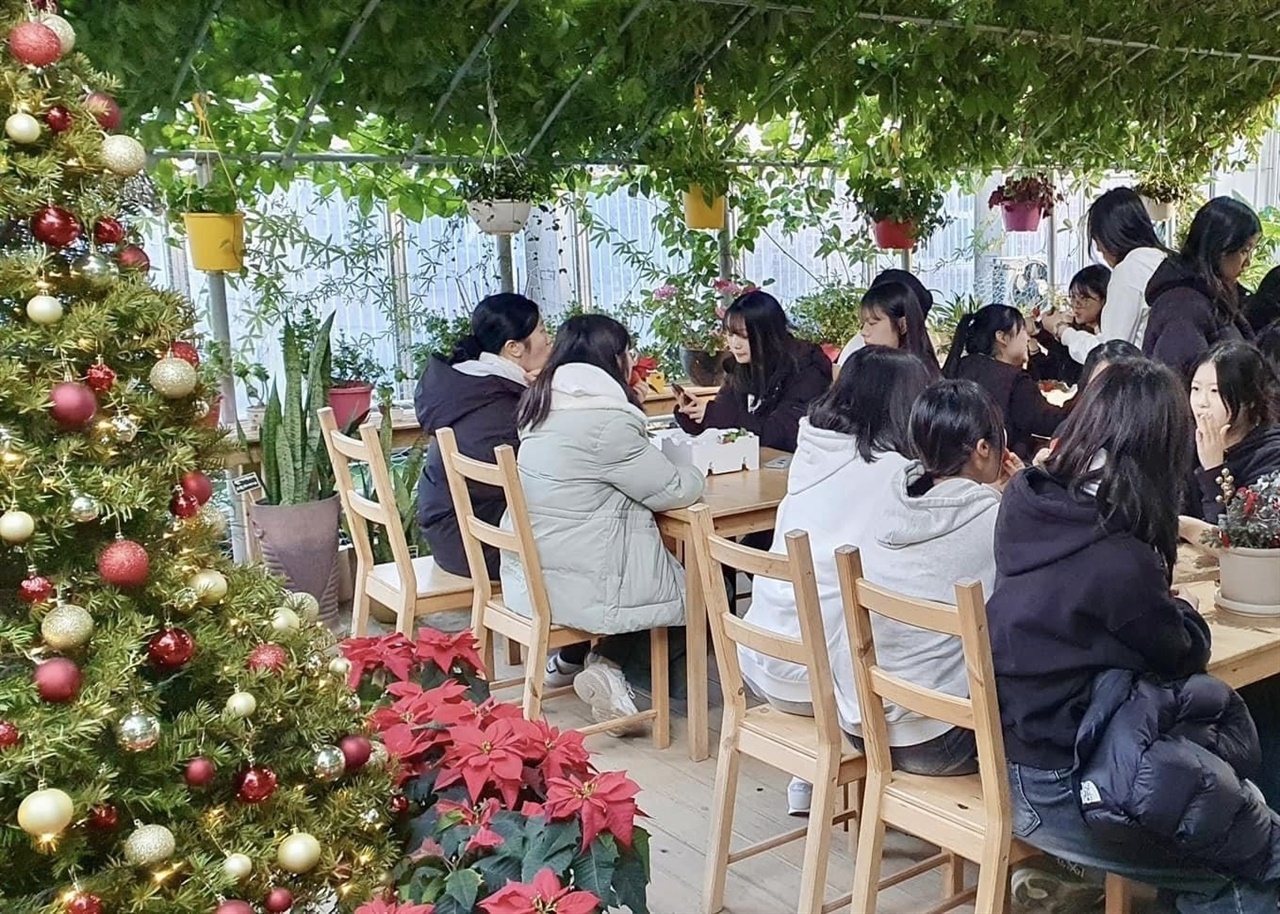 지난 5일 홍성군농업기술센터에는 수능에서 해방된 인근 고3 학생 150여 명이 방문해 공감 프로그램에 참석해 모처럼 즐거운 시간을 보냈다.