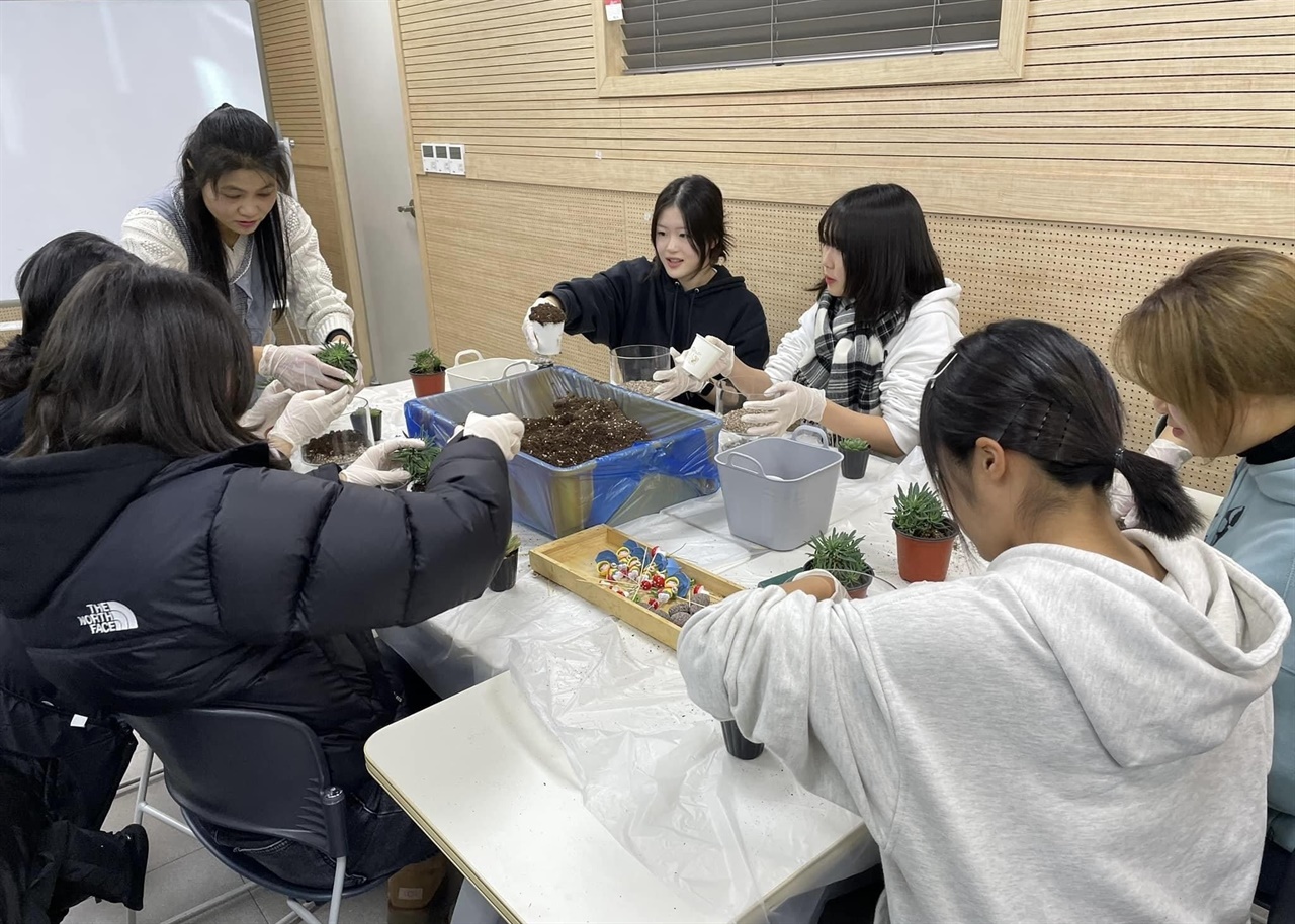 홍성군농업기술센터가 고3 학생들을 위해 처음 마련한 이번 체험 행사는, ‘진로 탐구를 위한 농업 이야기’ 와 반려 식물 화분 만들기 체험, 홍성의 대표 농산물인 딸기 시식회로 진행됐다.